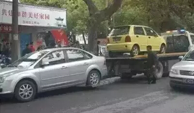 车随便停放在了路边
