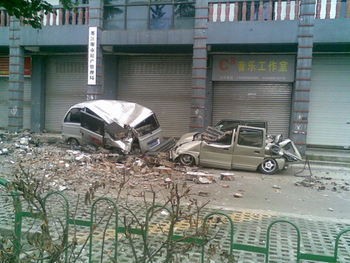 四川地震现场汽车惨状 第3张-库车驾校排名-报名电话-价格表-考驾照流程-科目考试技巧
