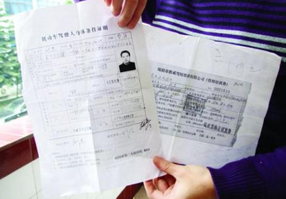 考驾照需要和驾校签合同么
