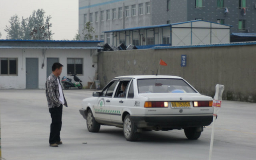 考驾照如何选好驾校及报名时间