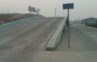 坡道起步该怎么稳住左脚和离合器