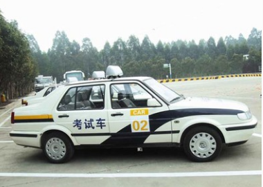 考驾照时怎么快速适应考试车