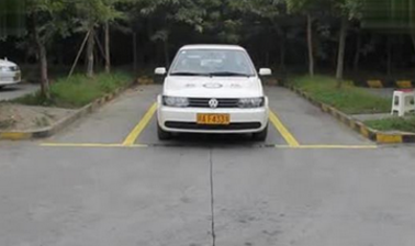 学车时怎么制好车速