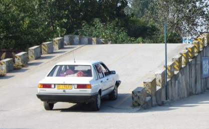 坡起如何避免溜车