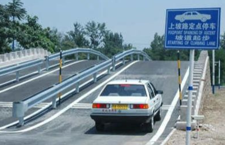 坡道起步避免溜车熄火的方法