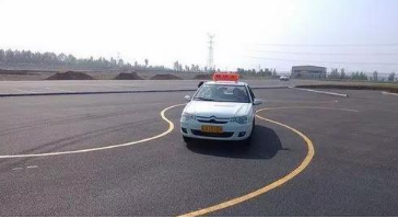 科目二S路怎么走不压线