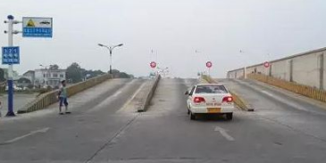 科目二半坡起步熄火的原因