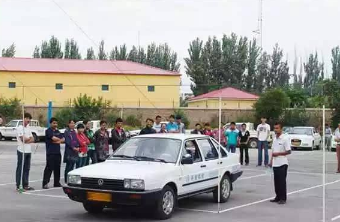 天天都去驾校练车 咋还挂了?