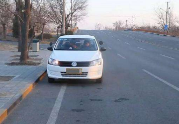 驾考科目三靠边停车30公分技巧解析