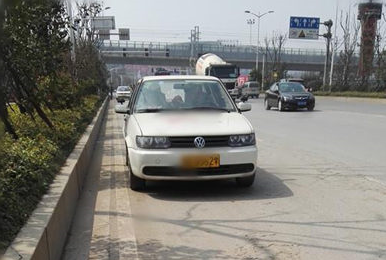 大路考靠边停车技巧解析