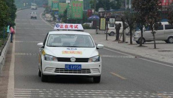 如何应对科目三考试中车辆跑偏