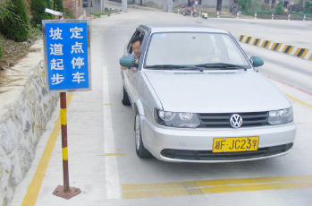 坡道起步应该怎么稳住离合器