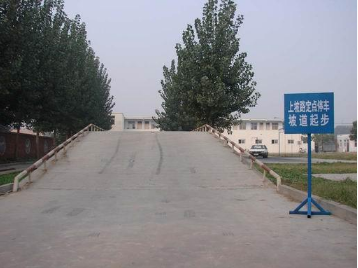 科目二考试如何让车子低速行进而不熄火