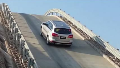 驾考中怎么避免熄火或溜车