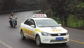 科目三考试车辆跑偏原因