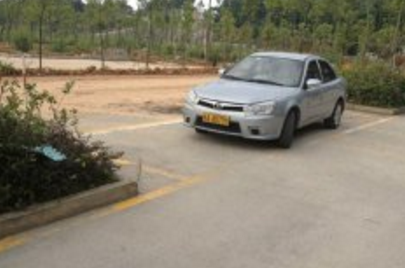 倒车入库如何保证车身正直