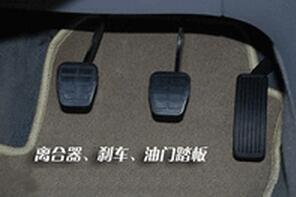 学车时停车时先踩刹车还是离合
