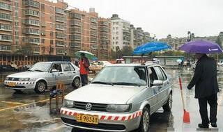 科目二考试遇到下雨应该怎么办