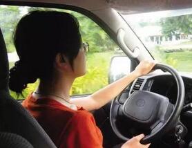 科目二半坡起步离合松完还是留一点