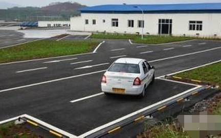驾考科目二侧方位停车技巧解析