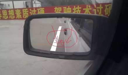 倒车入库如何把车停正  停车车身方法教学