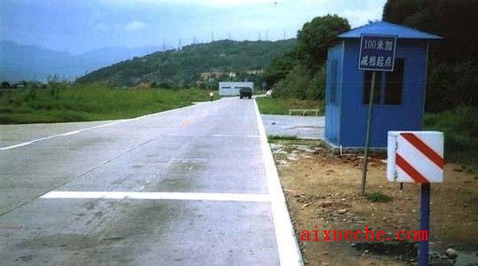 路考时如何平稳地靠边停车？
