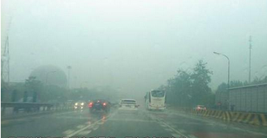 雨天行车怎么开灯