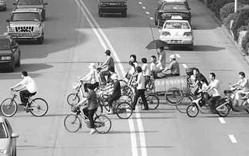 新手开车怎么避让行人和自行车