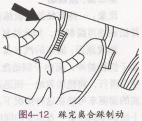 开车错误操作：踩完离合踩制动