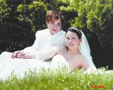 男子驾车坠河眼看妻儿活活溺死 真相是什么