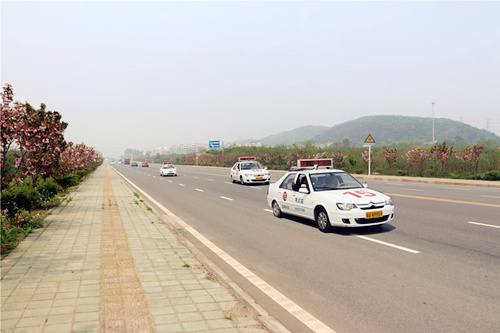 科三靠边停车，如何判断距离边线刚好30公分