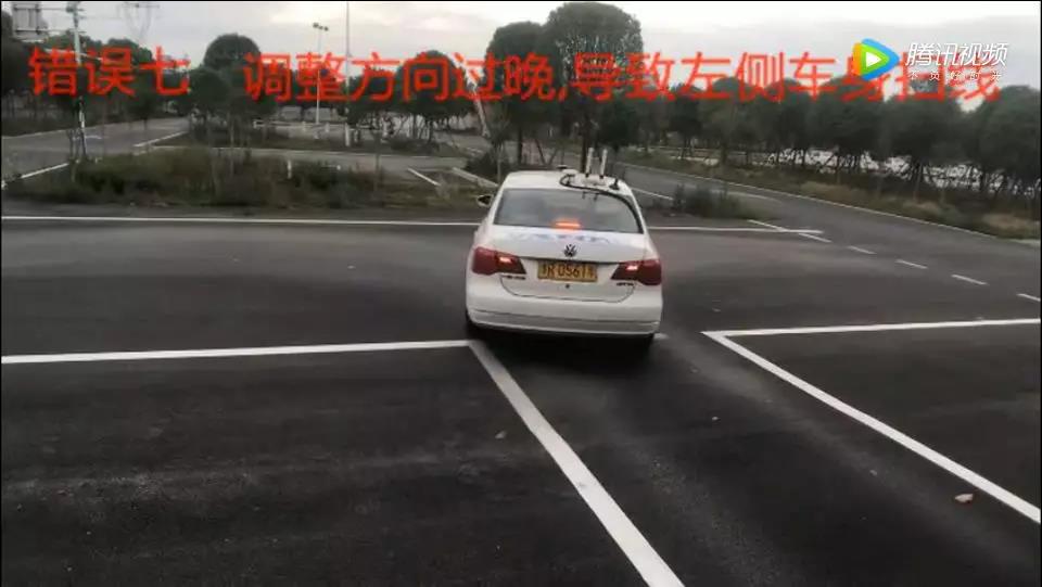 倒车入库又压线？教你三步修正，稳稳入库 第4张-库车驾校排名-报名电话-价格表-考驾照流程-科目考试技巧