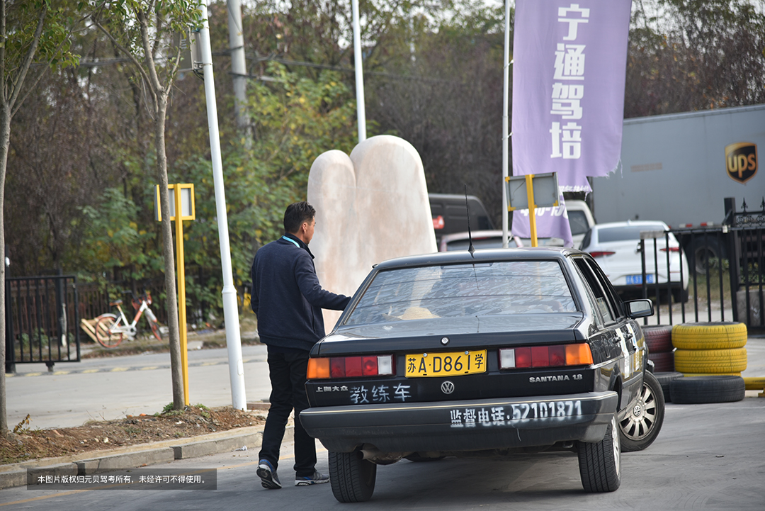 悲痛：一秒夺命，只因司机错把油门当刹车 第2张-库车驾校排名-报名电话-价格表-考驾照流程-科目考试技巧