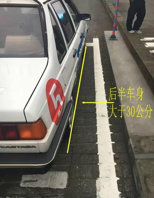 踩稳离合找准点，坡道停车起步不用愁，看完永不熄火>>>