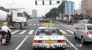 遇到红灯怎么办？一分钟教会你如何不熄火起步，不信你自己看