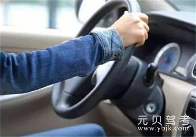 科目三挂档时方向不稳，做好3点不跑偏 第2张-库车驾校排名-报名电话-价格表-考驾照流程-科目考试技巧