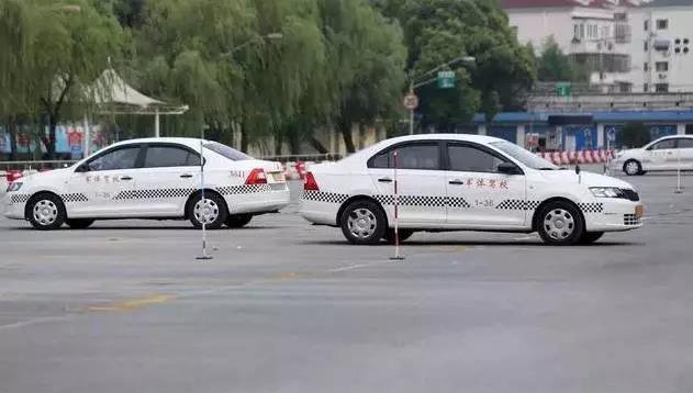 科目三路考，碰上“龟速车”这种难上加难的情况该怎么办？
