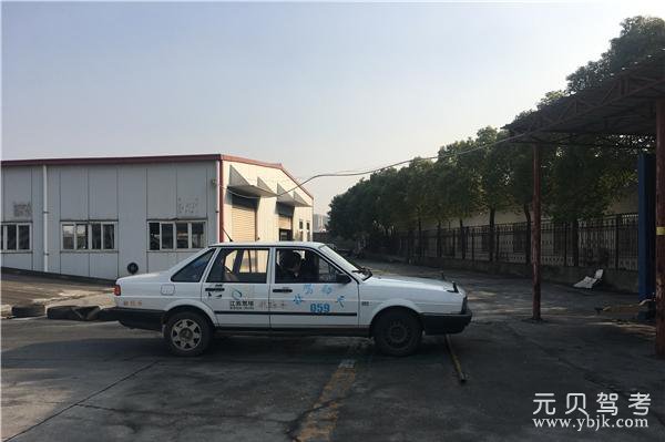 倒车入库中离合器的正确使用方法，分步骤详解 第1张-库车驾校排名-报名电话-价格表-考驾照流程-科目考试技巧