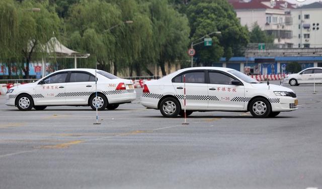 科目三遇上“龟速车”，是跟车、停车还是超车？