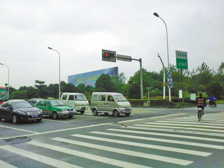 科目三丨路口遇信号灯如何正确通过？