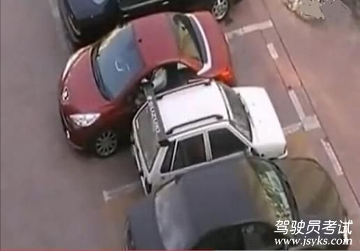 倒车入库时被抢了车位